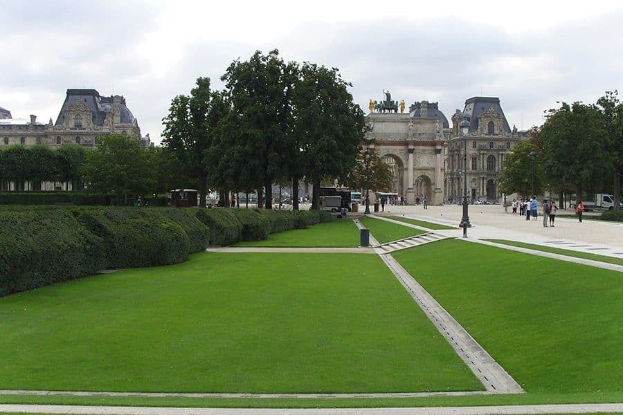 Les Jardins du Carrousel tree-lined walk