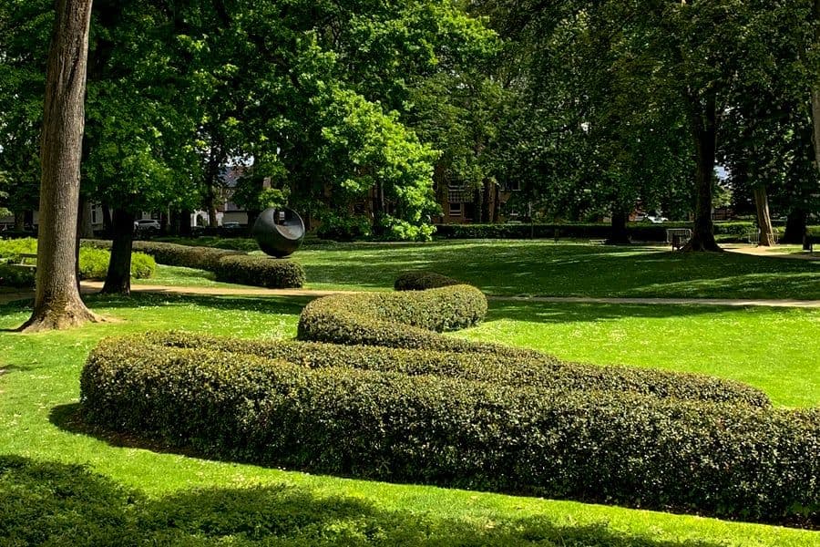 Parc Romantique garden path