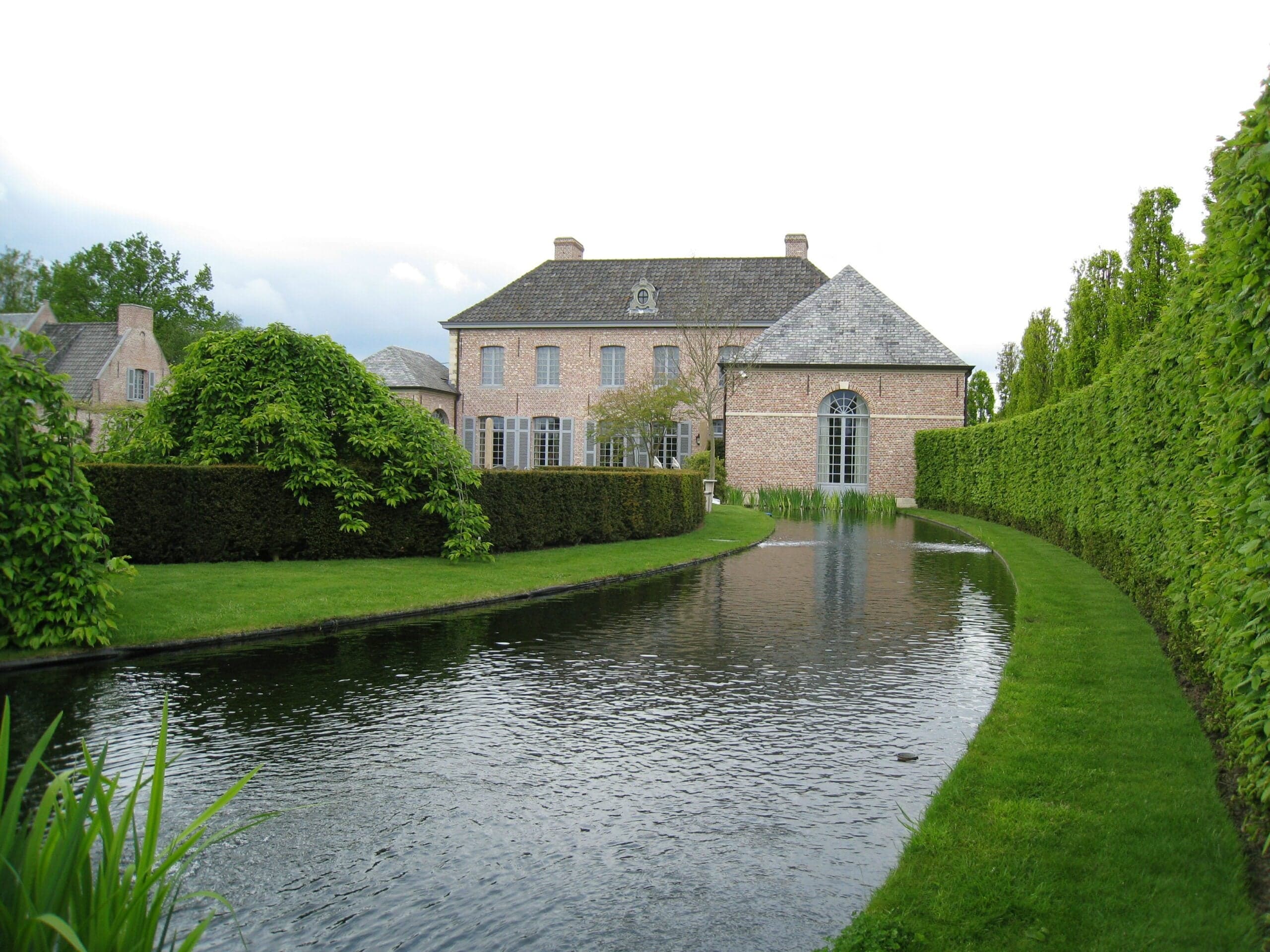Private garden Berlaar with oval lawn