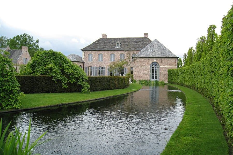 Ilegems garden main view with lawn