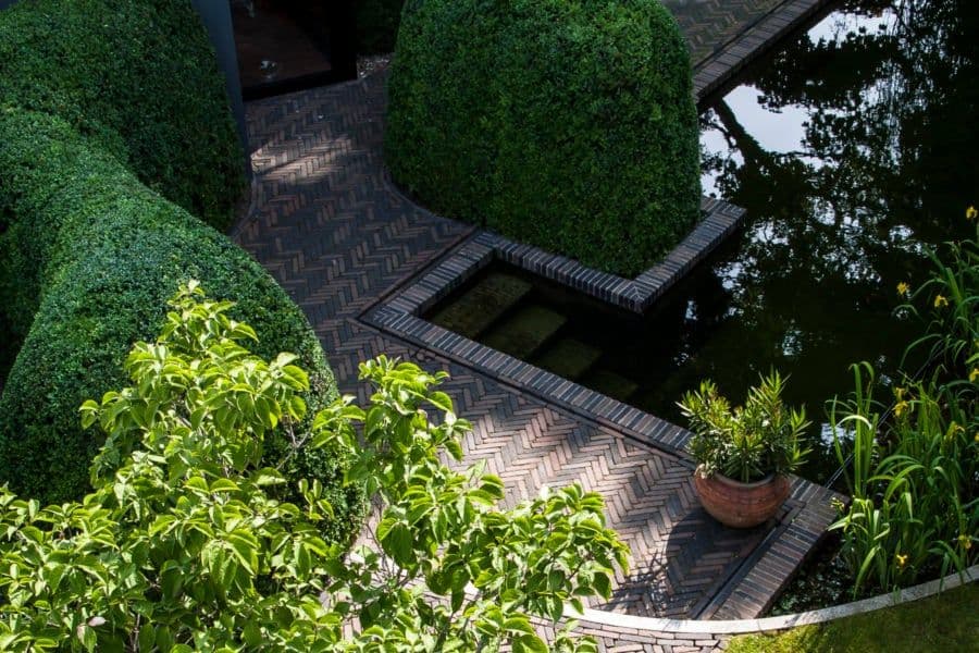 Guesthouse Cabosse courtyard garden