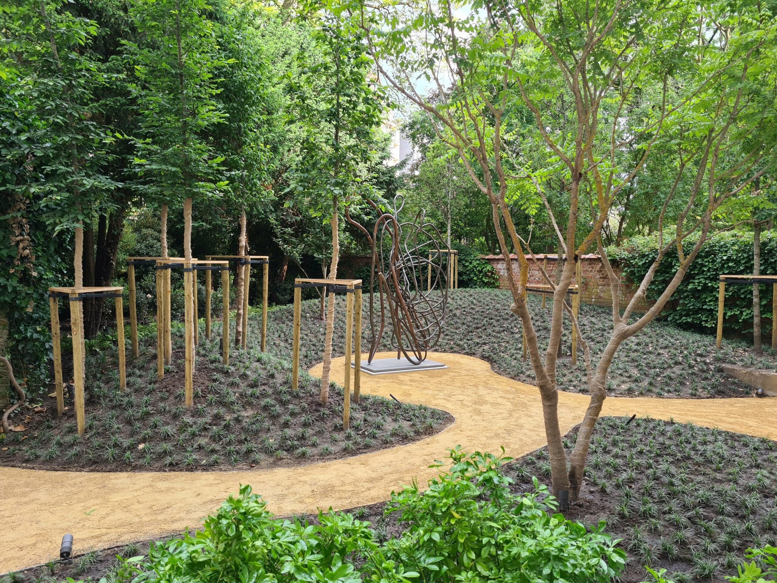 Hufkens Art Gallery hedges and sculpture