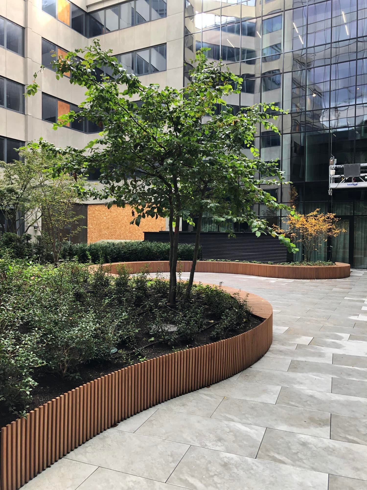 Lush inner garden for the ‘Seven building’ in Brussels (BE)