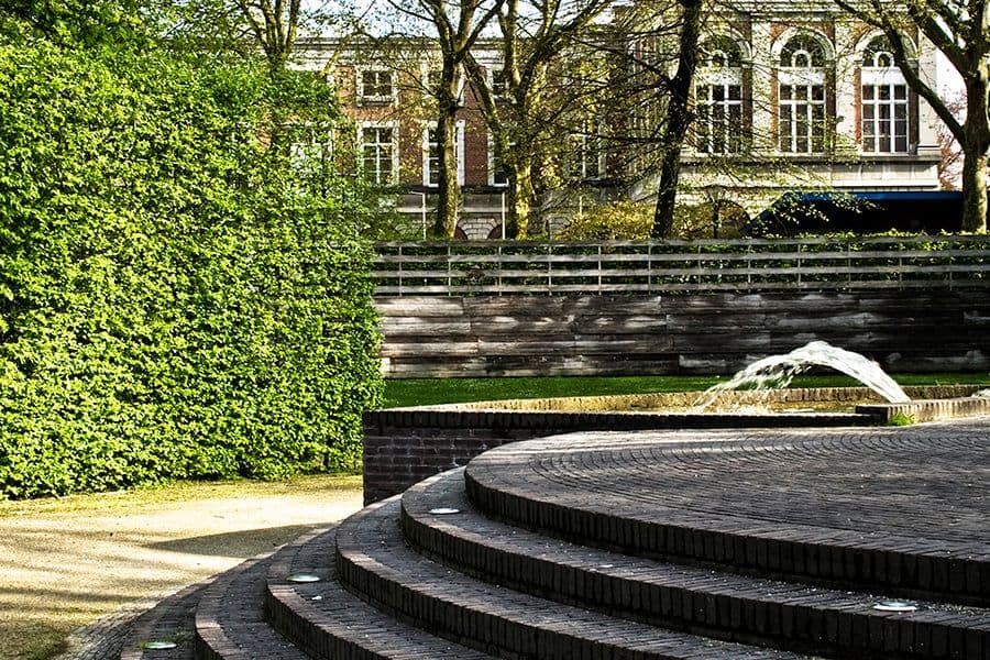 Het Plein park seating area